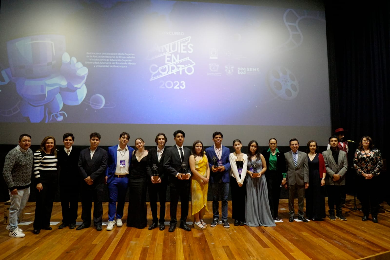 Ganadores junto a participantes en el escenario del concurso ANUIES en Corto 