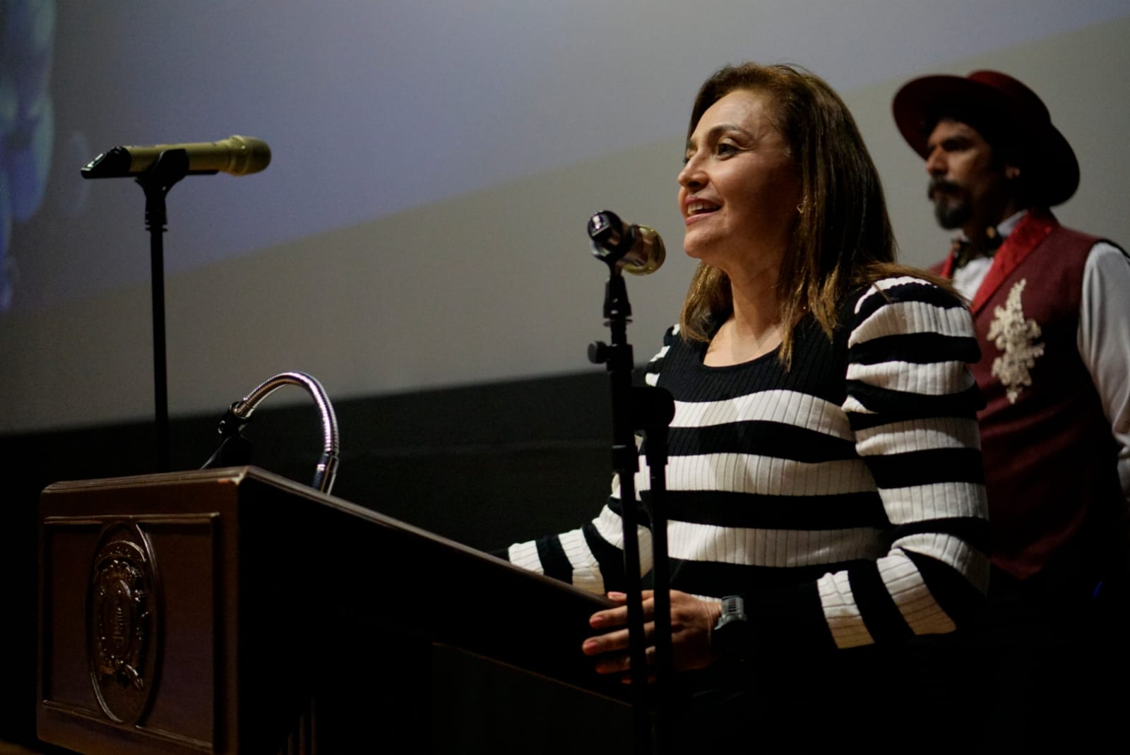 octora María del Socorro Pérez Alcalá, secretaria académica del sems de la u d g en uso de la voz