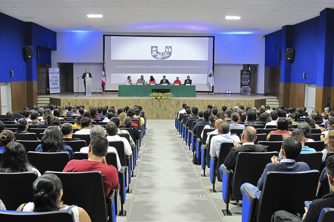 Autoridades del evento en presidium