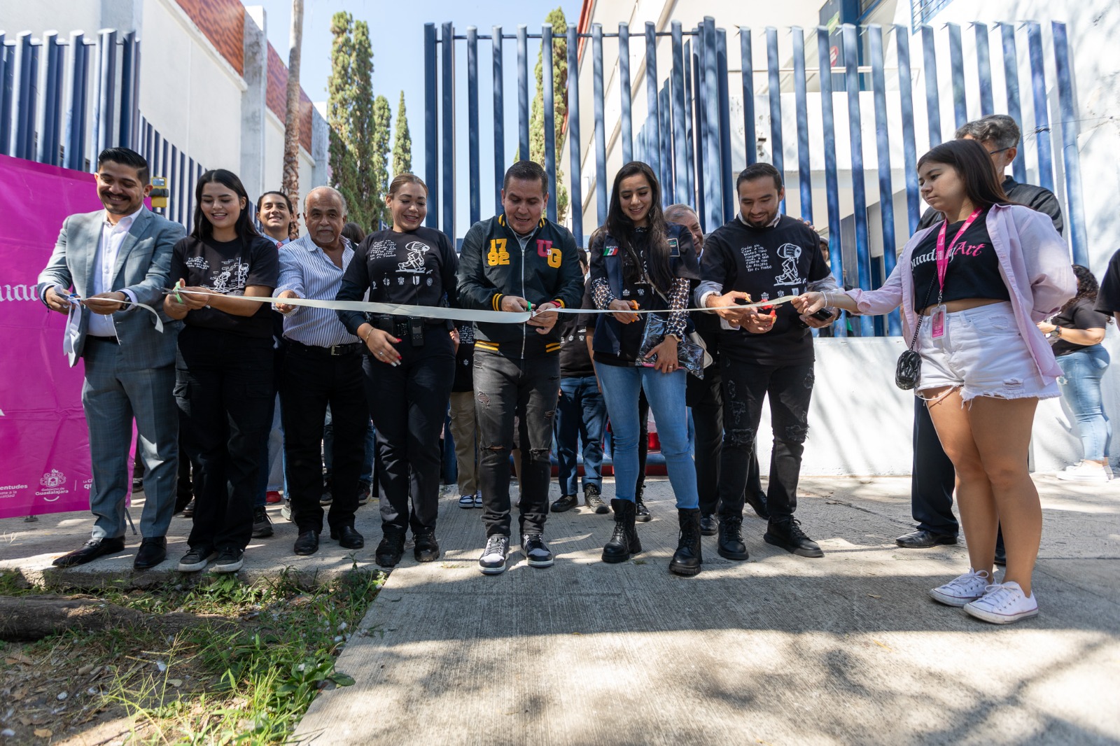 Autoridades del evento en corte de listón