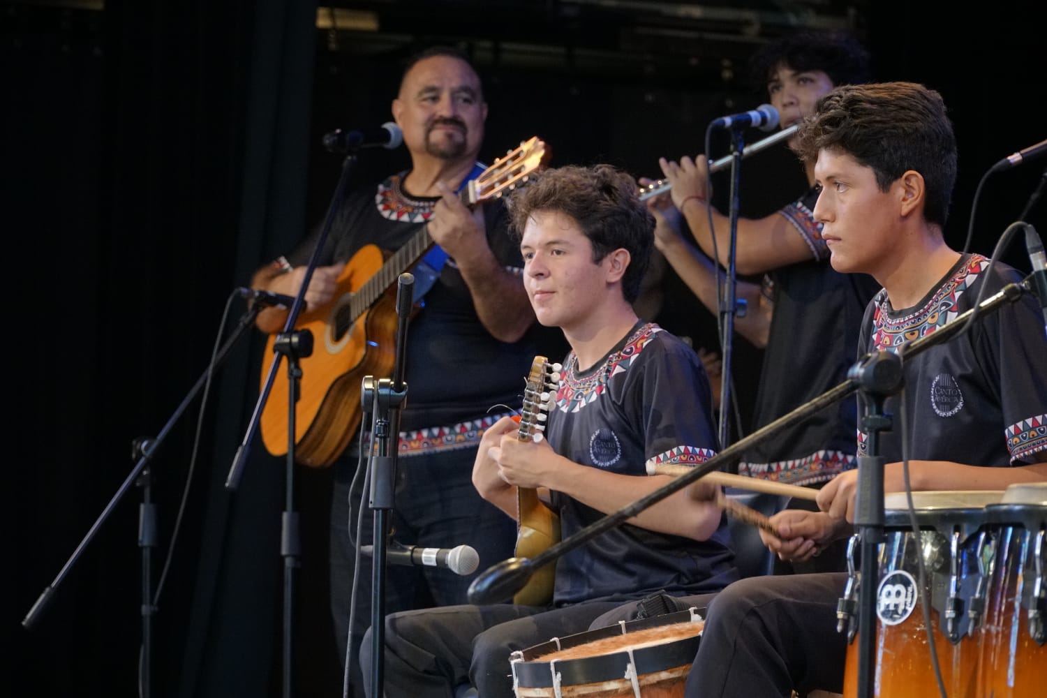 Integrantes de la agrupación Canto América en escenario