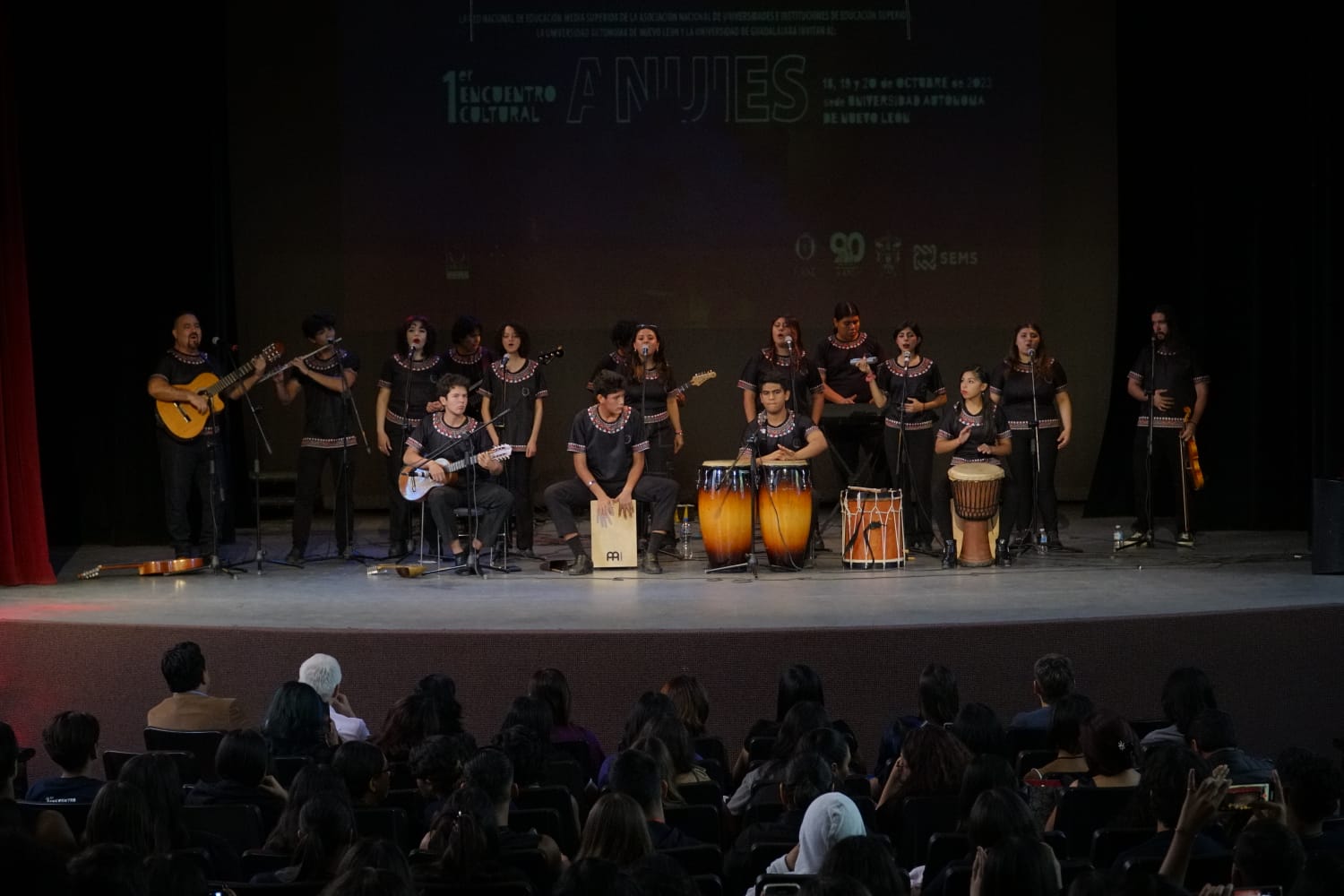 Integrantes de la agrupación Canto América en escenario