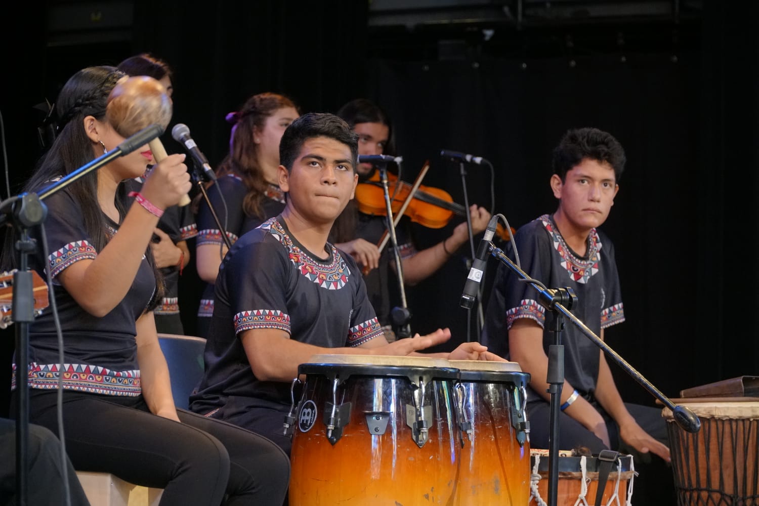 Integrantes de la agrupación Canto América en escenario