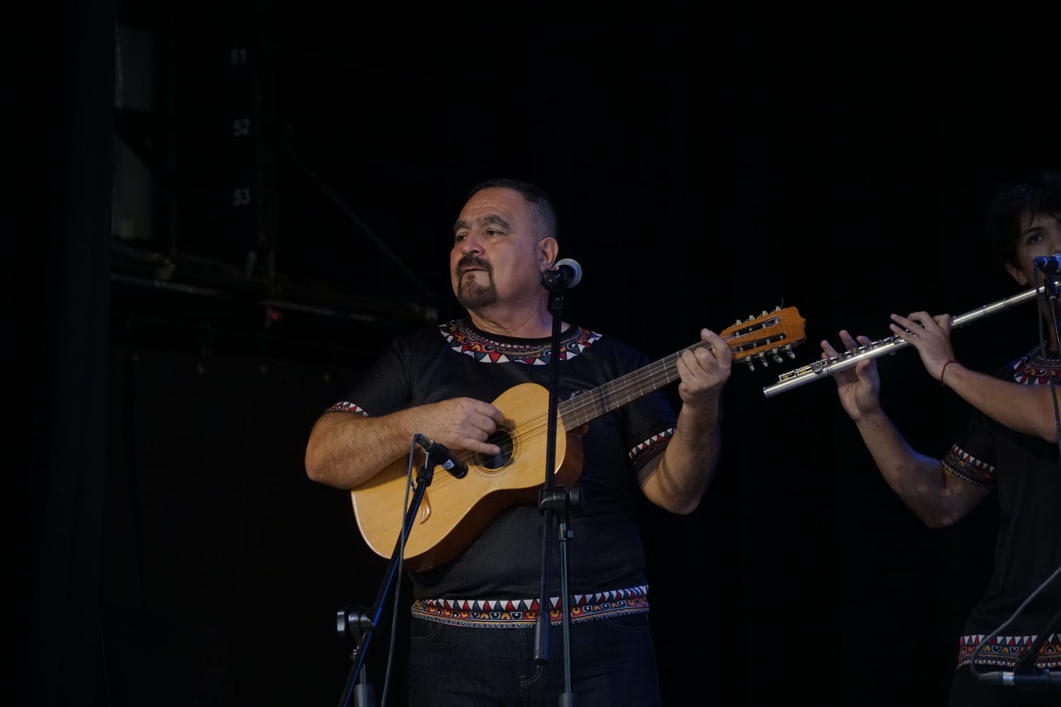 Integrantes de la agrupación Canto América en escenario