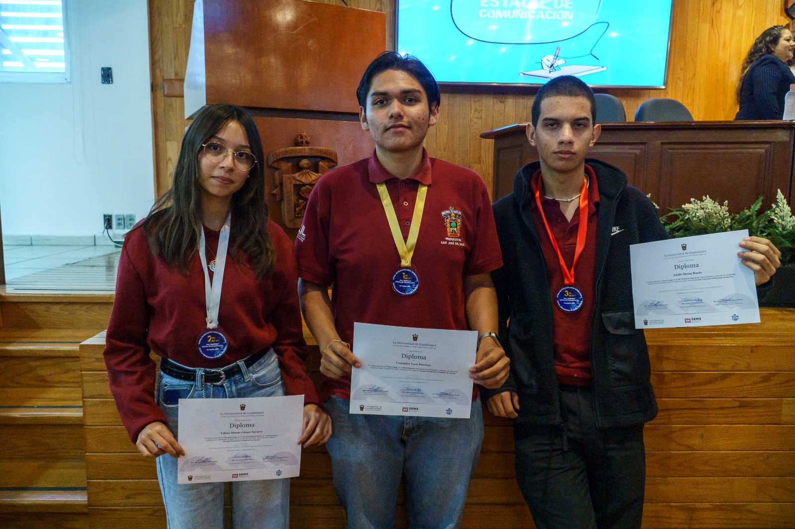 grupo de tres ganadores del Concurso Estatal de Comunicación