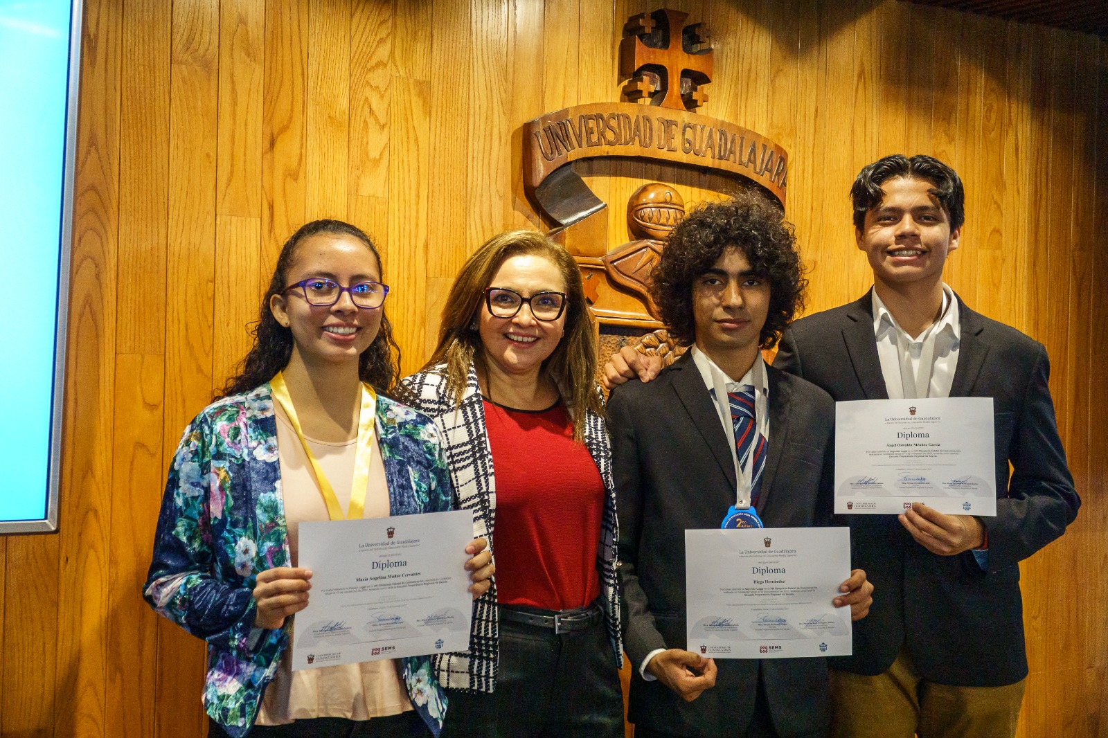 doctora María del Socorro Pérez Alcalá, secretaria académica del sems junto a algunos de los ganadores