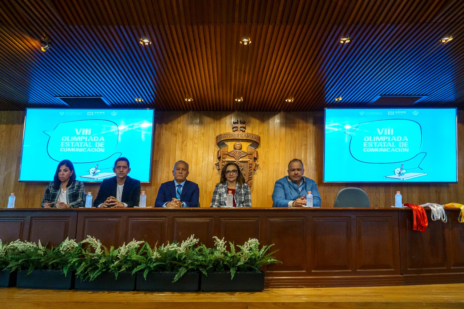Autoridades del evento en presidium