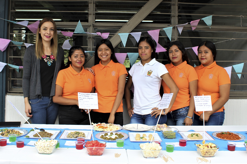 Alumnos en laboratorio de alimentos