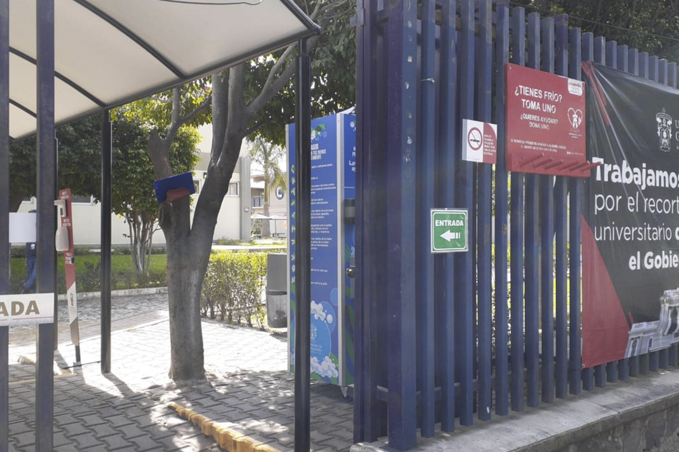 Fachada de plantel con perchero instalado