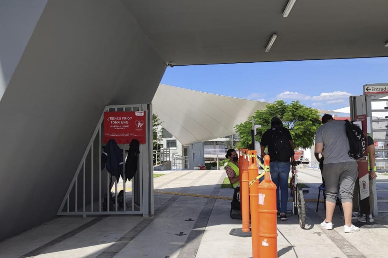 Fachada de plantel con perchero instalado
