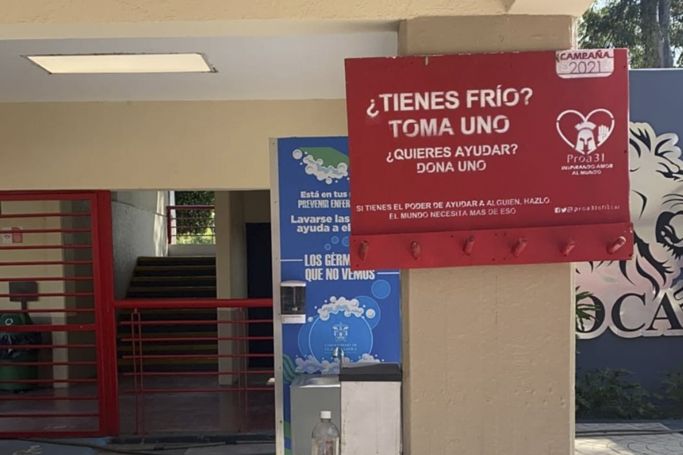 Fachada de plantel con perchero instalado