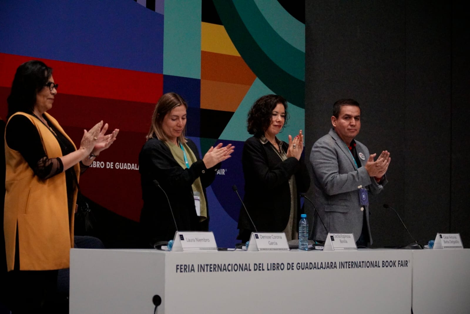 Autoridades del evento en presidium