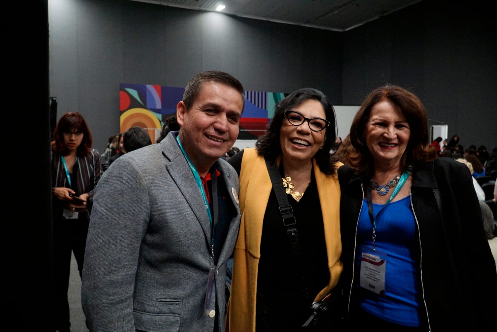 maestro César Barba Delgadillo junto a asistentes al evento