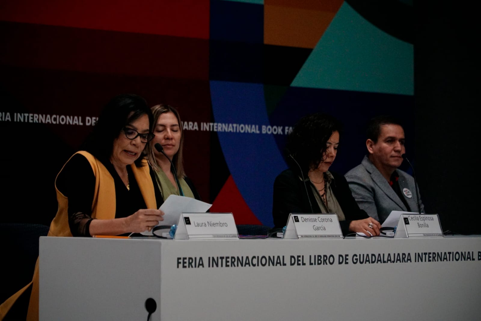 Autoridades del evento en presidium