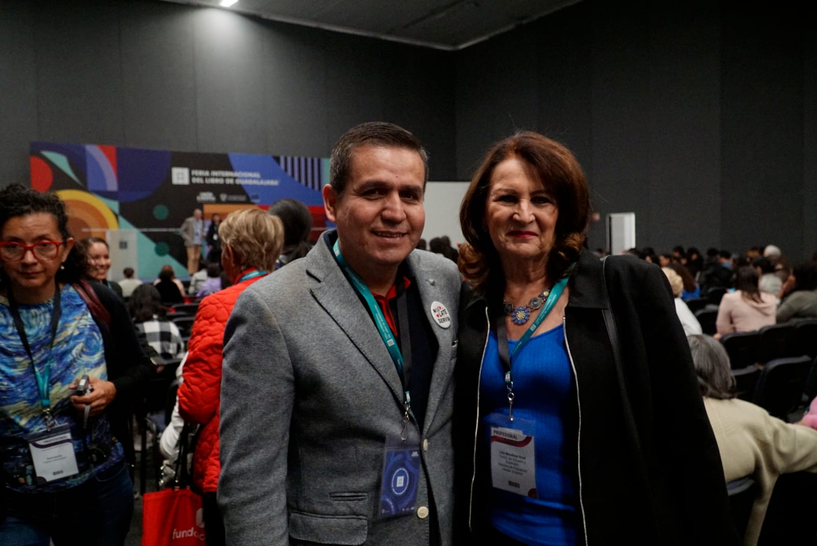 maestro César Barba Delgadillo junto a asistentes al evento