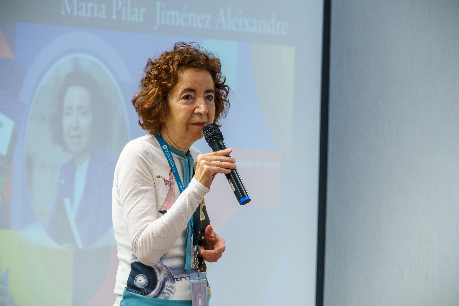 Escritora María Pilar Jiménez Aleixandre en uso de la voz