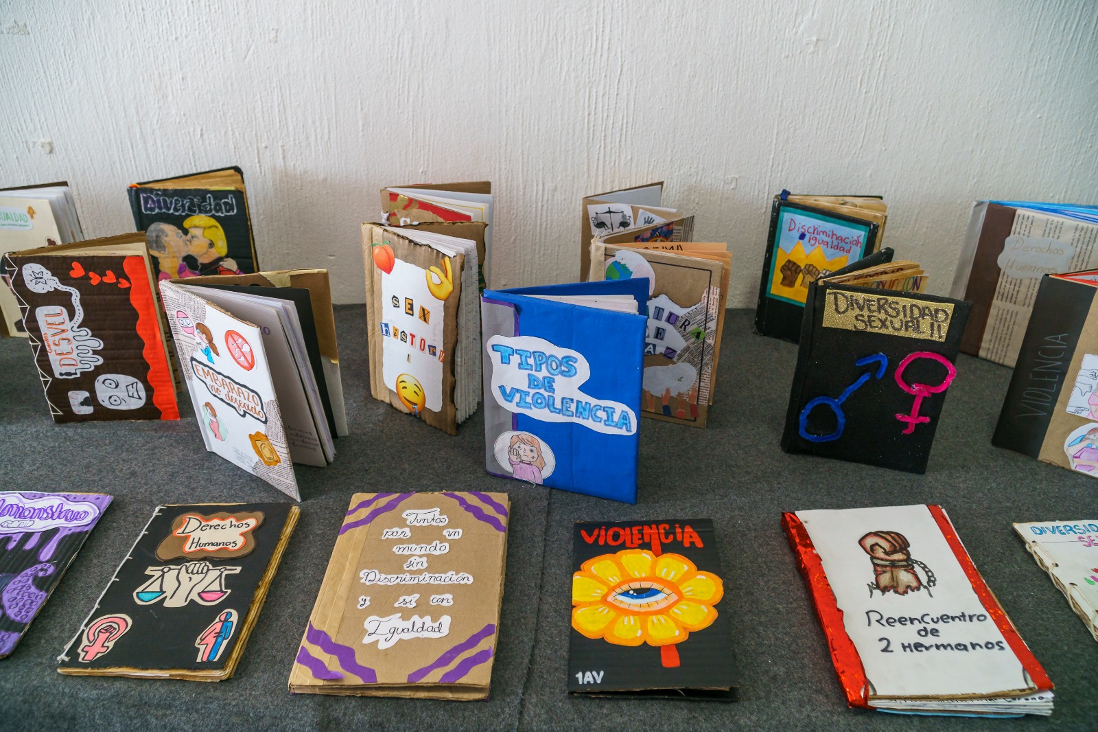 Exposición de libros de cartón elaborados por alumnos del plantel