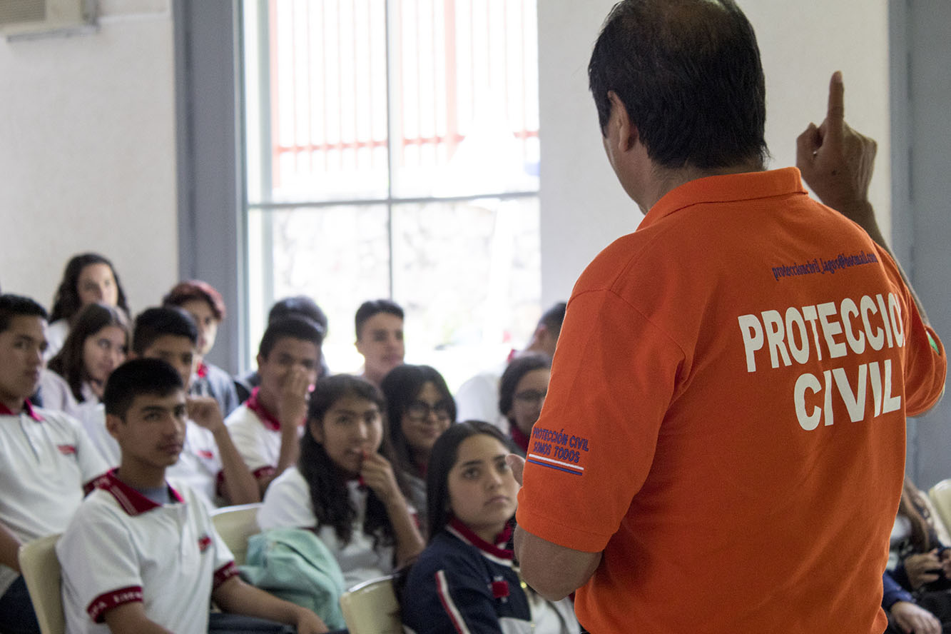 Instructor frente a grupo de alumnos
