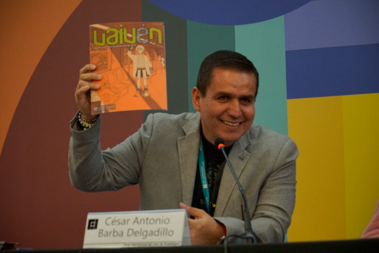maestro César Barba Delgadillo director general del Sistema de Educación Media Superior muestra un ejemplar de la revista Vaivén