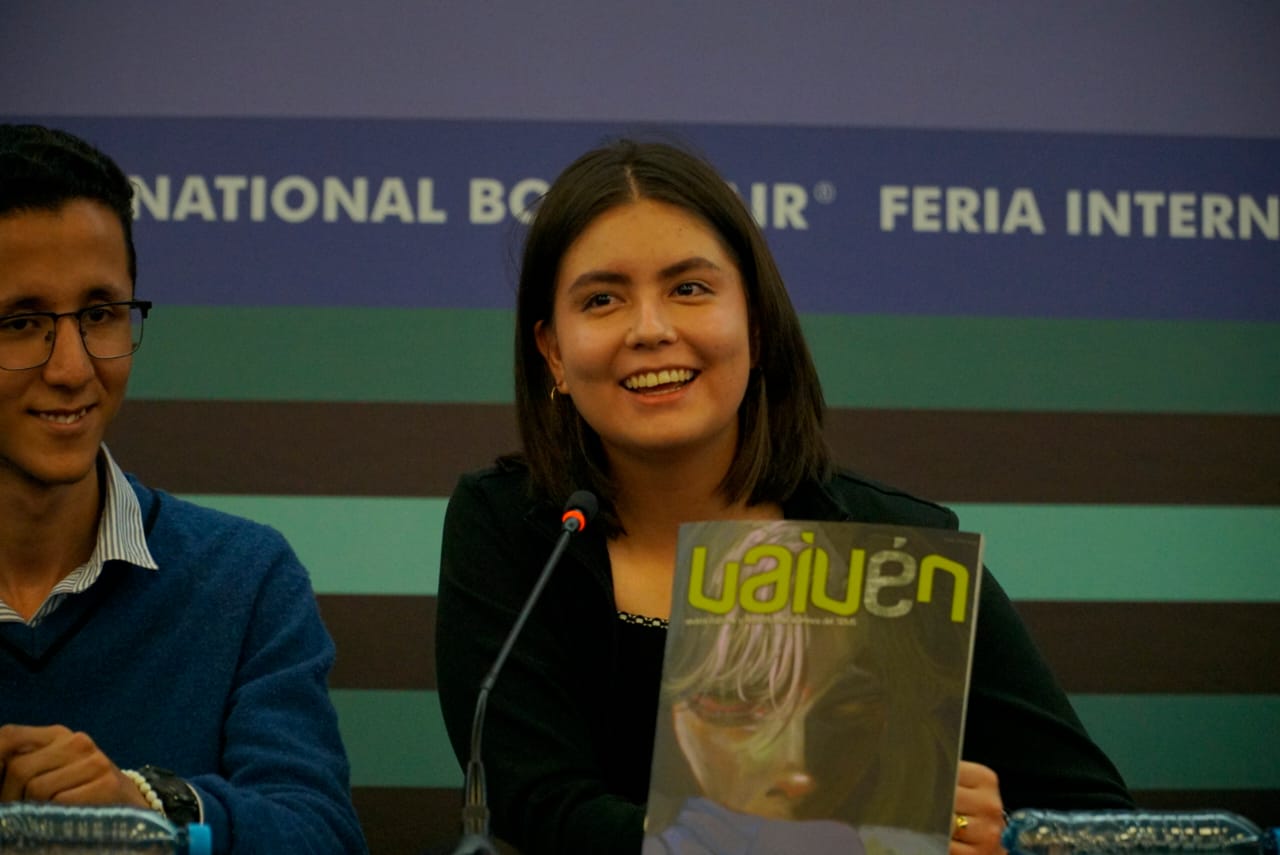 alumnos en presidium que participan en la creación de la revista Vaivén