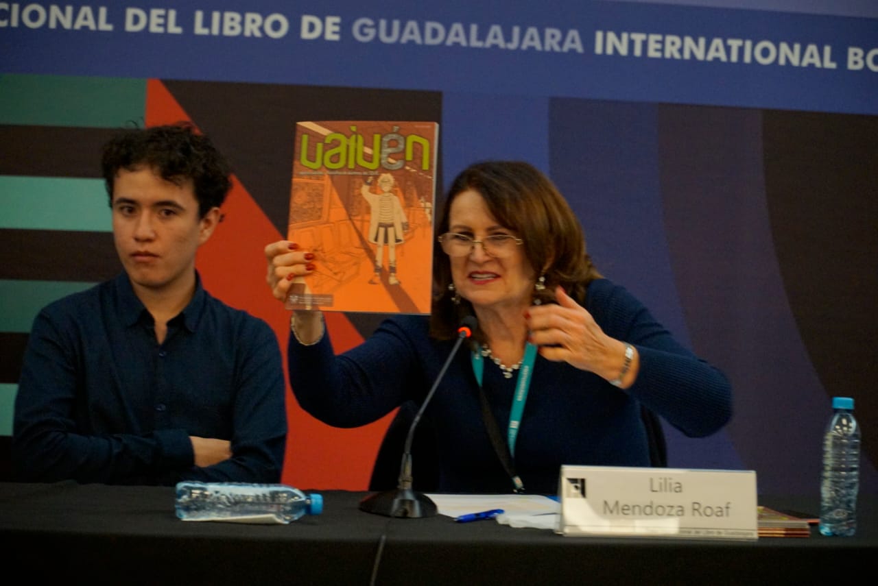 licenciada Lilia Mendoza Roaf coordinadora de Difusión y Extensión del sems muestra un ejemplar de la revista Vaivén