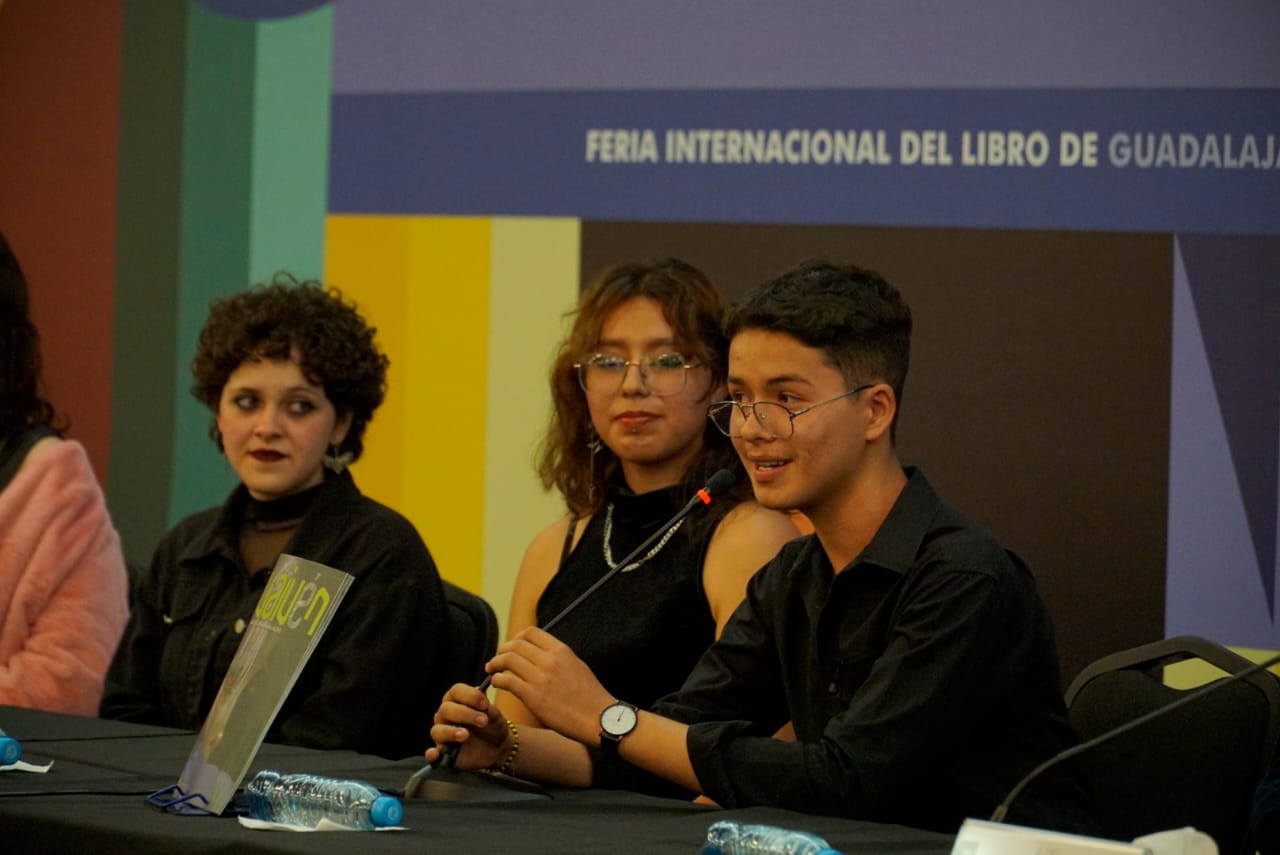 alumnos en presidium que participan en la creación de la revista Vaivén