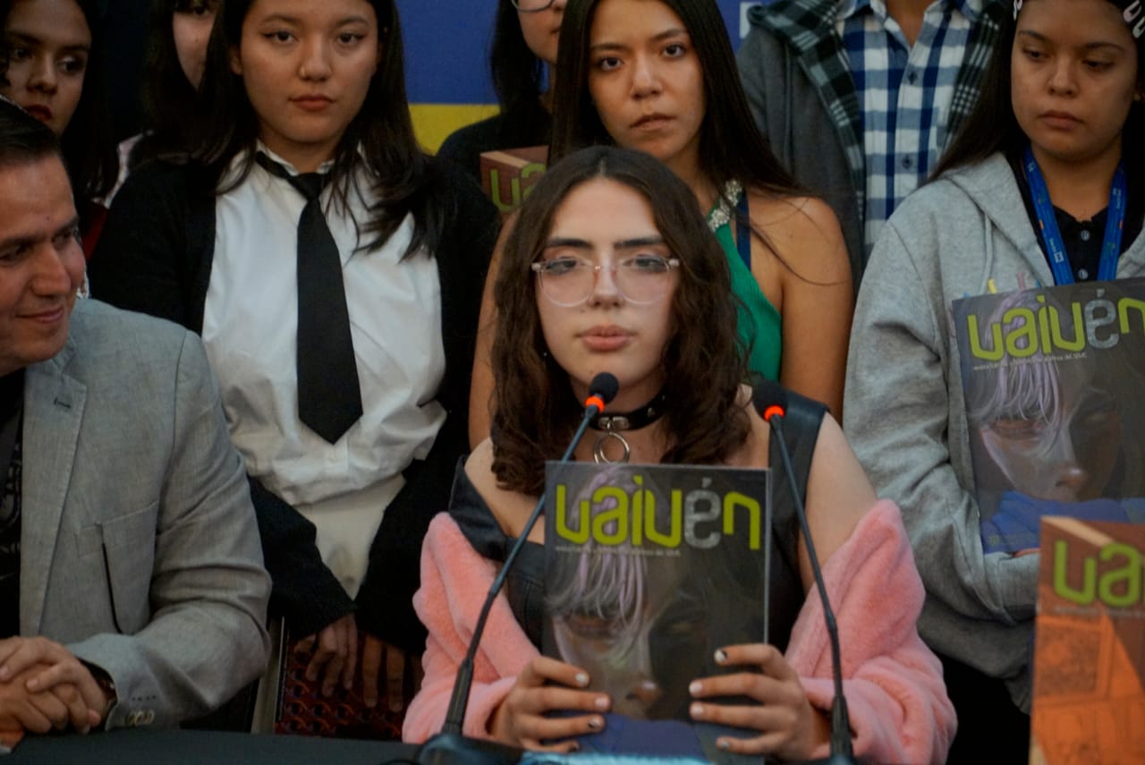 alumnos en presidium que participan en la creación de la revista Vaivén