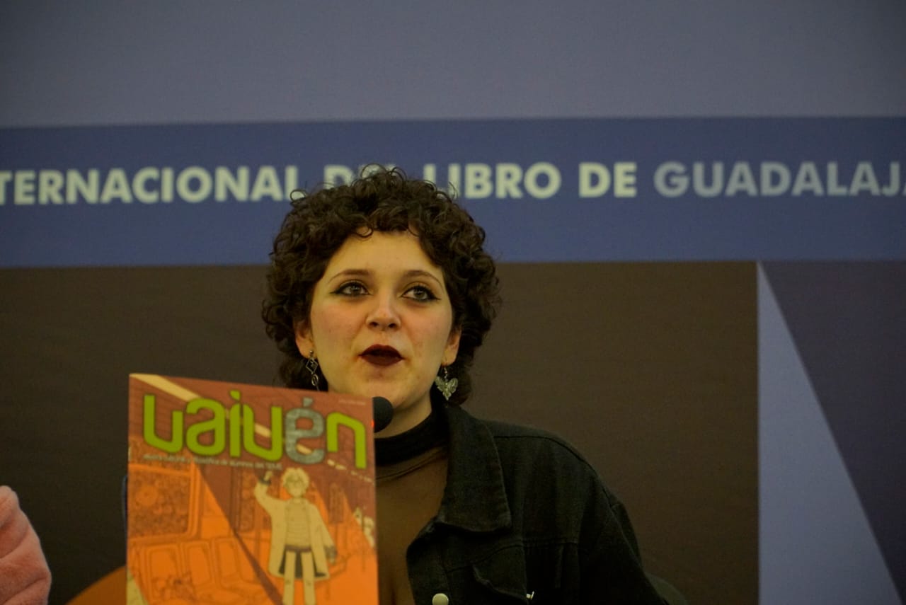 alumnos en presidium que participan en la creación de la revista Vaivén