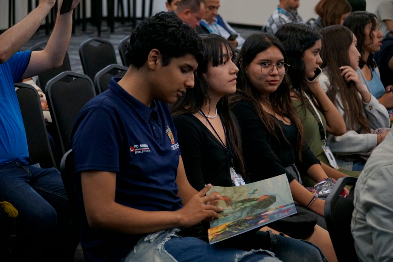 Personas que asistieron a la presenatación de la revista Vaivén