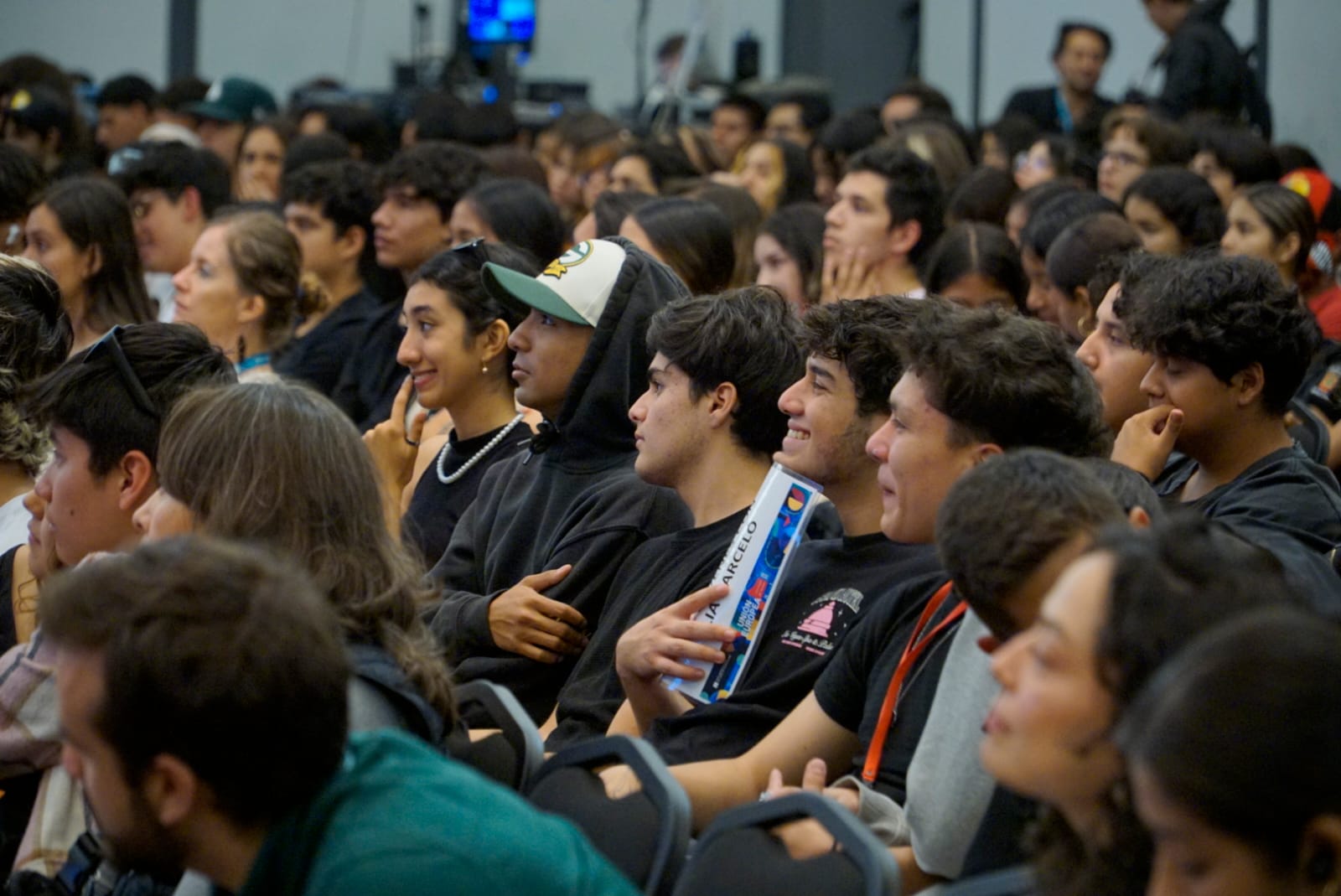 asistentes al evento sentados en auditorio