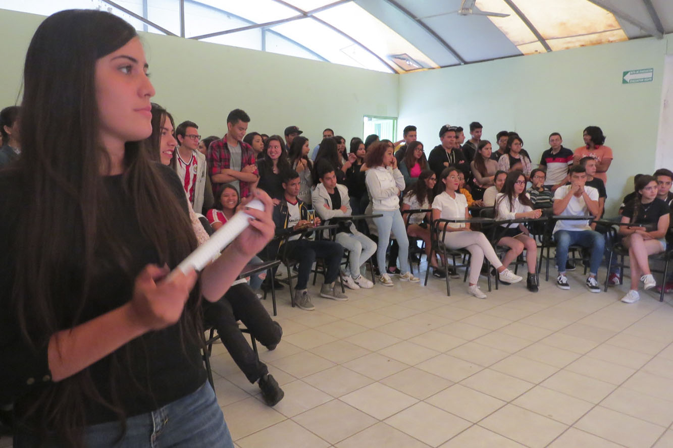 Docente frente a grupo en aula