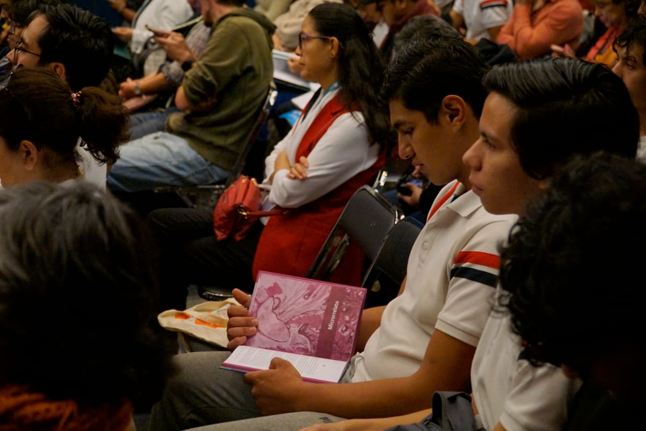 asistentes al evento sentados en auditorio