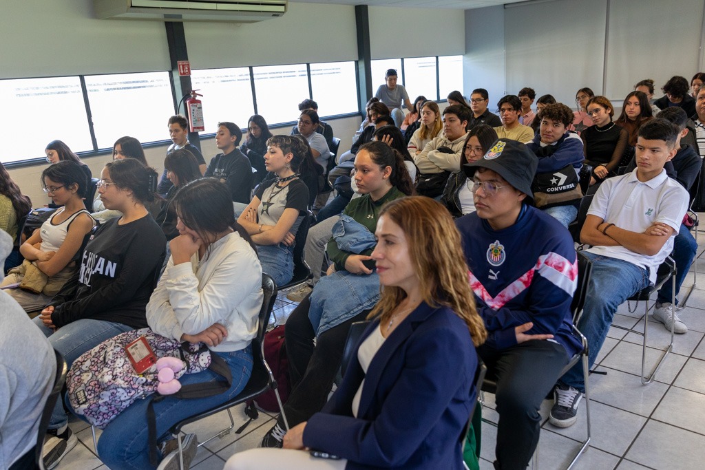 Autoridades del evento frente a asistentes al evento