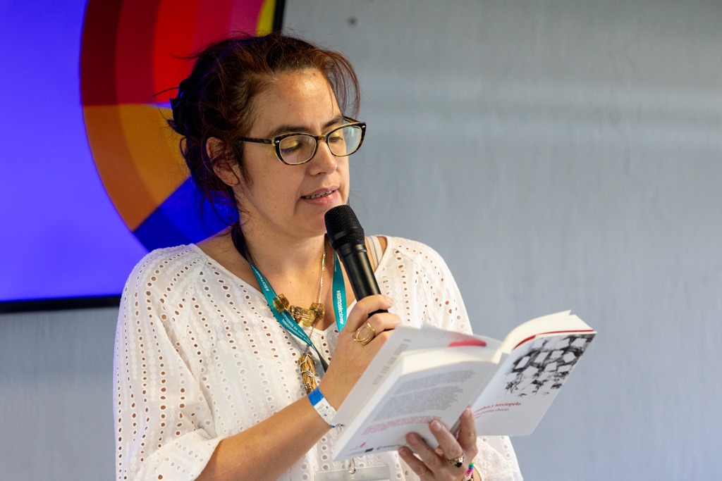 Escritora lee en voz alta su libro
