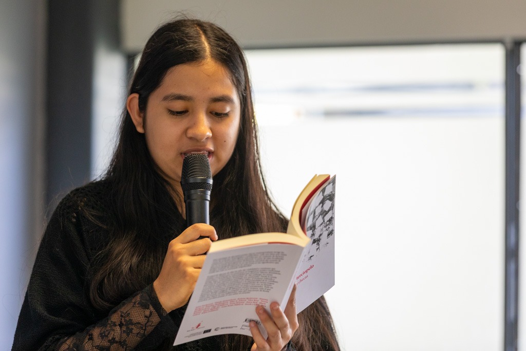 Alumna lee en voz alta libro de la escritora invitada