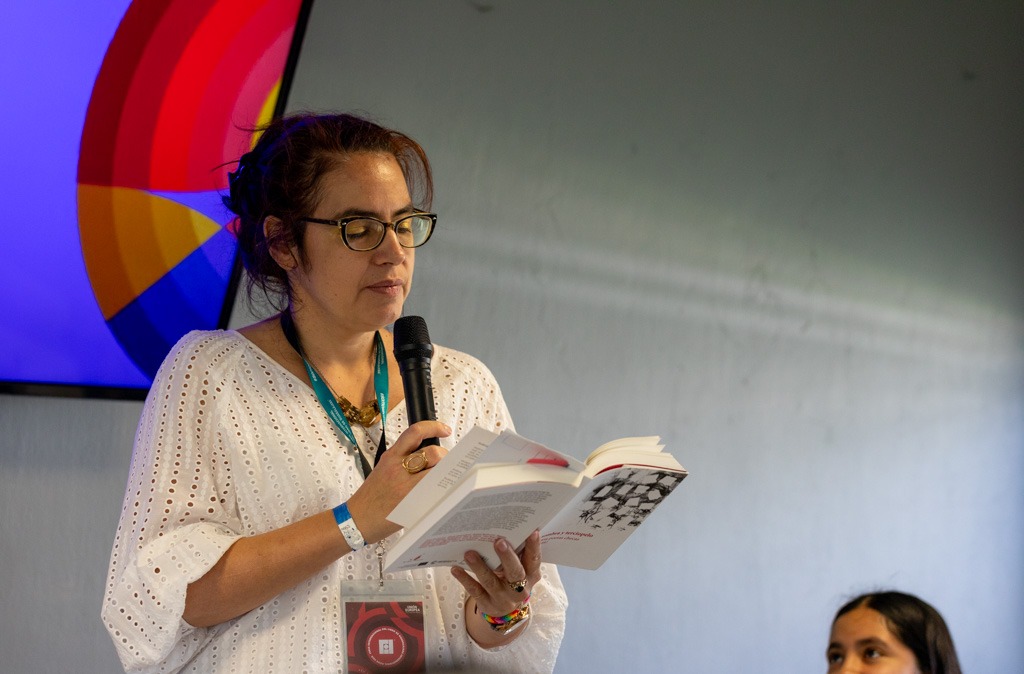 Escritora lee en voz alta su libro