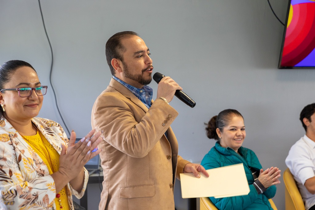 hombre asistente al evento en uso de la voz
