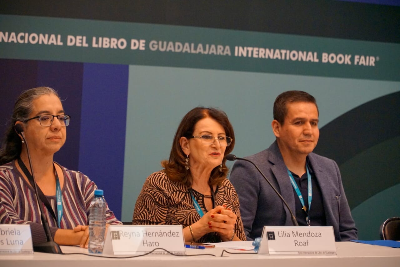 Autoridades del evento en presidium frente a asistentes en auditorio
