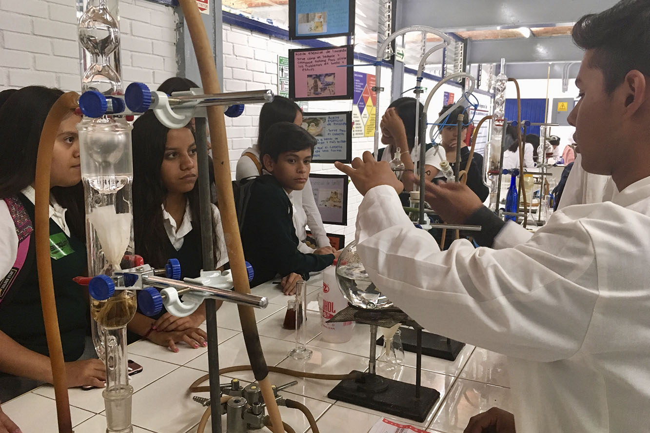 Alumnos en laboratorio