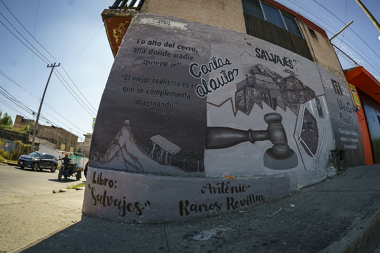 Jóvenes pintan mural en muros