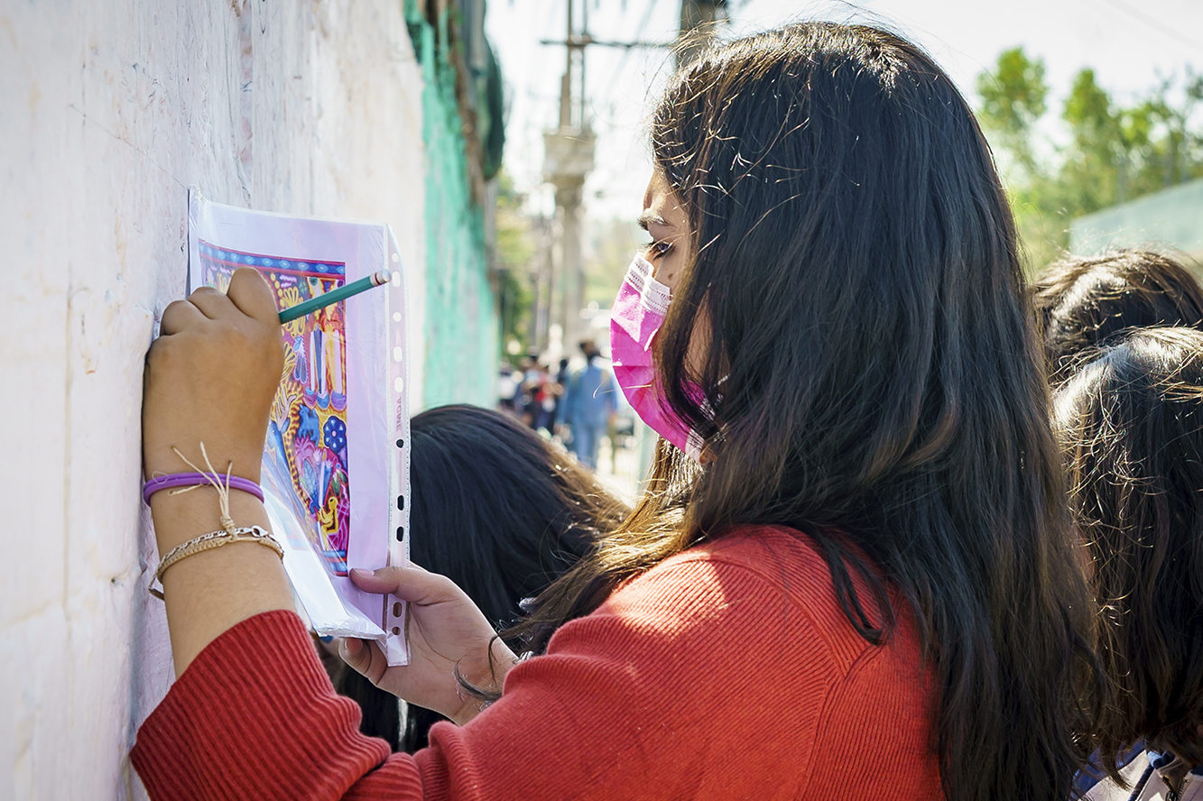 Jóvenes pintan mural en muros