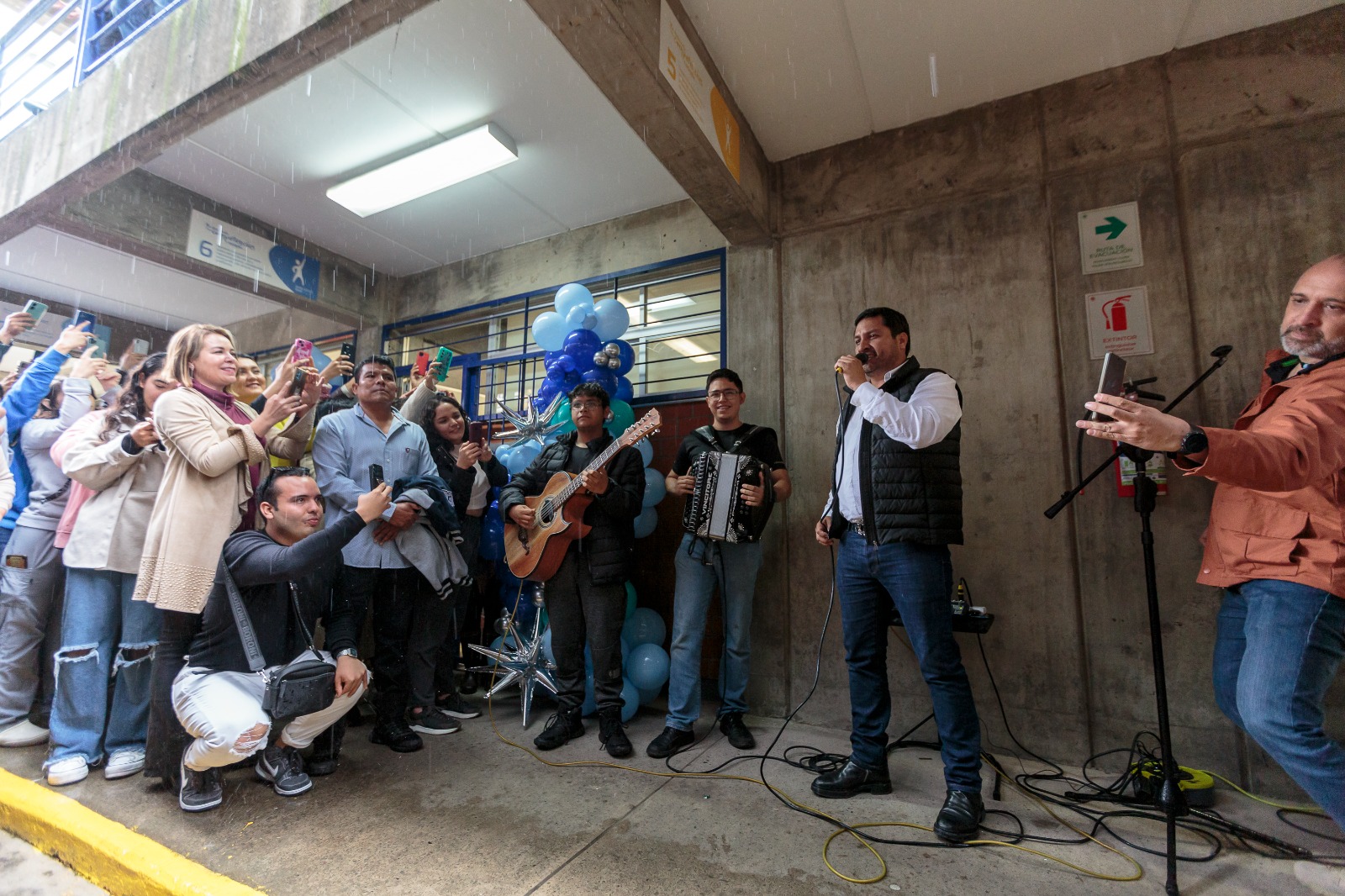 cantante Julión Álvarez interpretando una canción