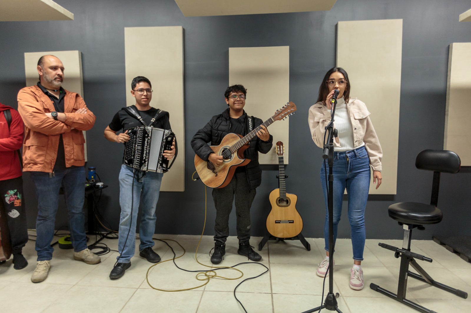 Grupo de alumnos tocando intrumentos e interpretando una canción