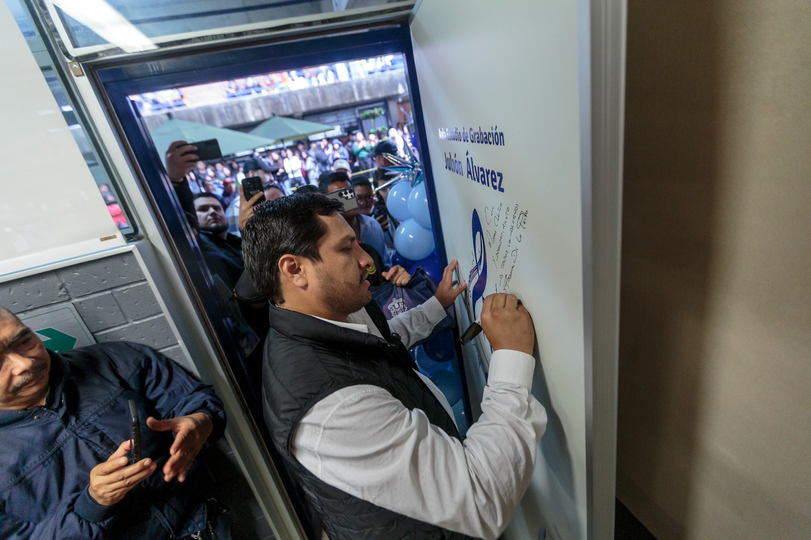 Julión Álvarez firma la puerta del aula estudio inaugurada