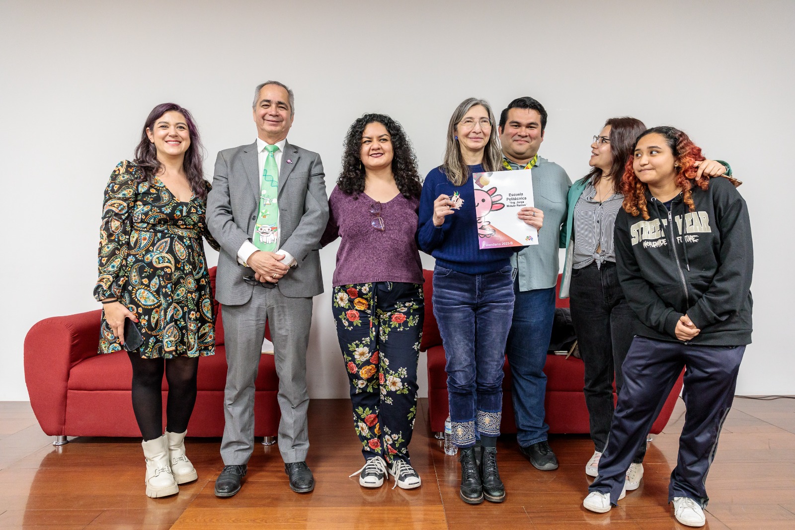 Autoridades deñ evento junto a doctora Mara Nadiezhda Robles de pie posan ante la cámara