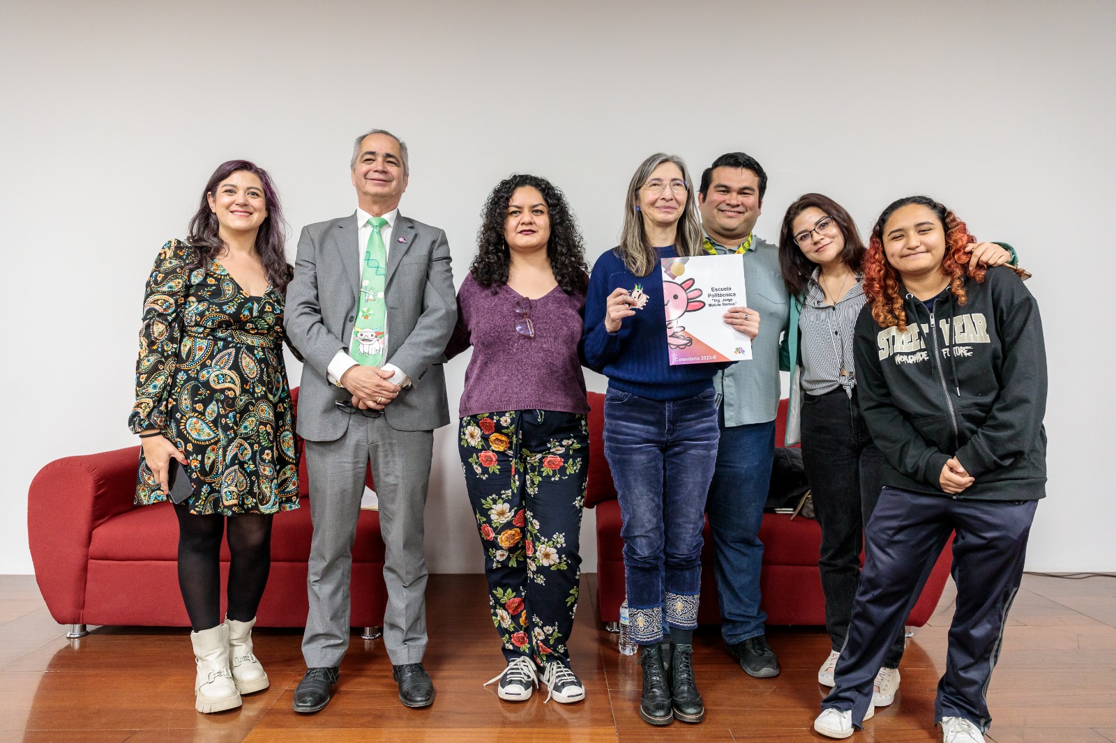 Autoridades deñ evento junto a doctora Mara Nadiezhda Robles de pie posan ante la cámara