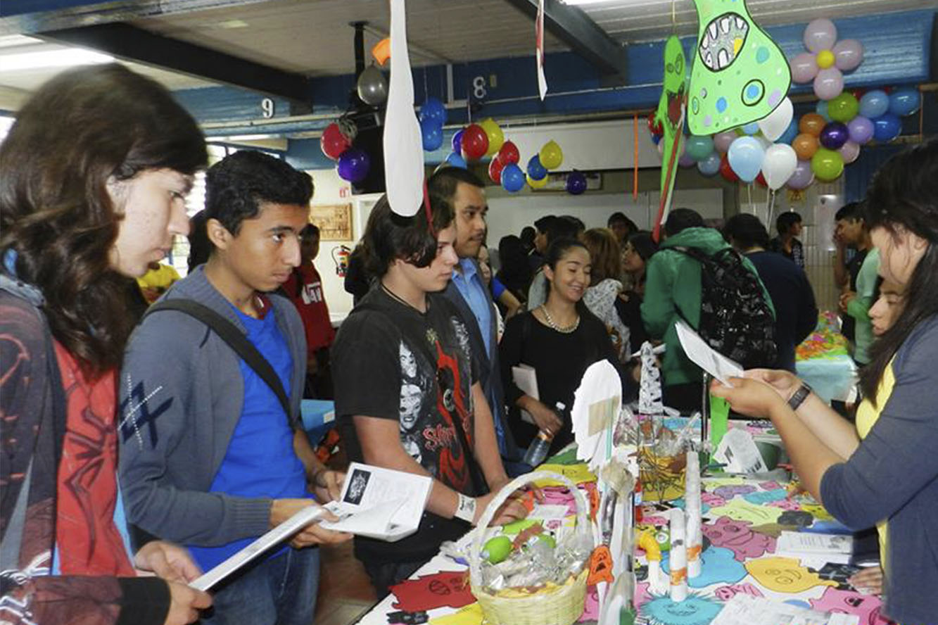 Alumnos en estand