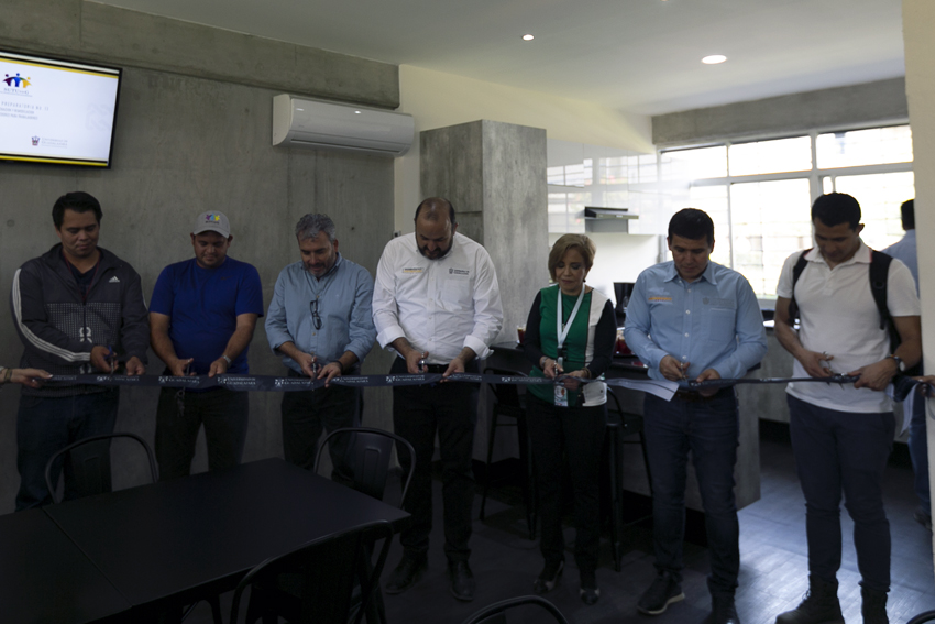 Corte del listón por autoridades del evento