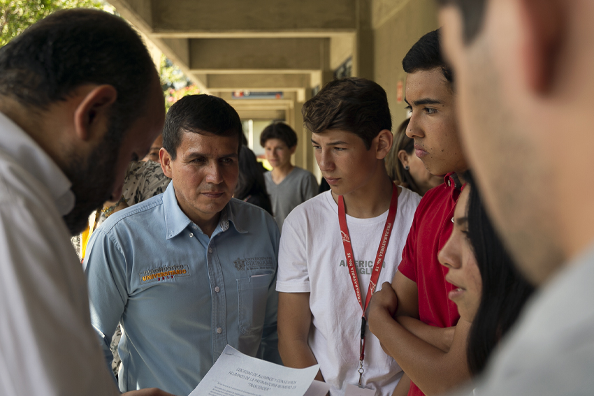 Autoridades del evento junto a alumnos