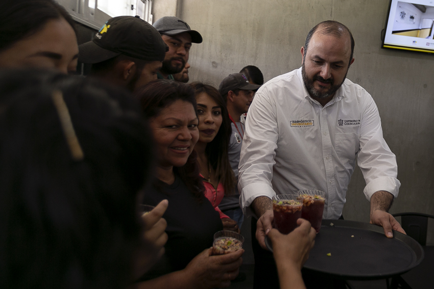 Autoridades del evento junto a alumnos